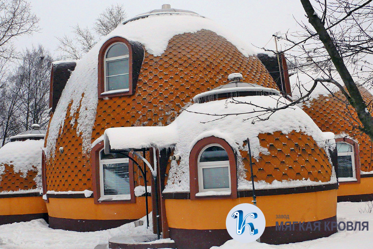 Здание с кровлей из меди